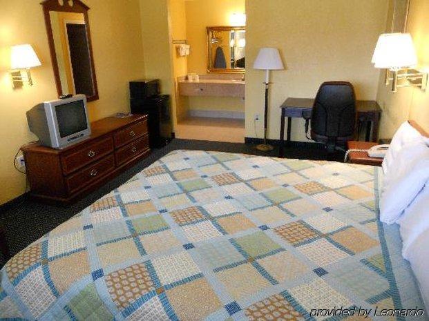 Super 8 By Wyndham Portsmouth - Norfolk Motel Room photo